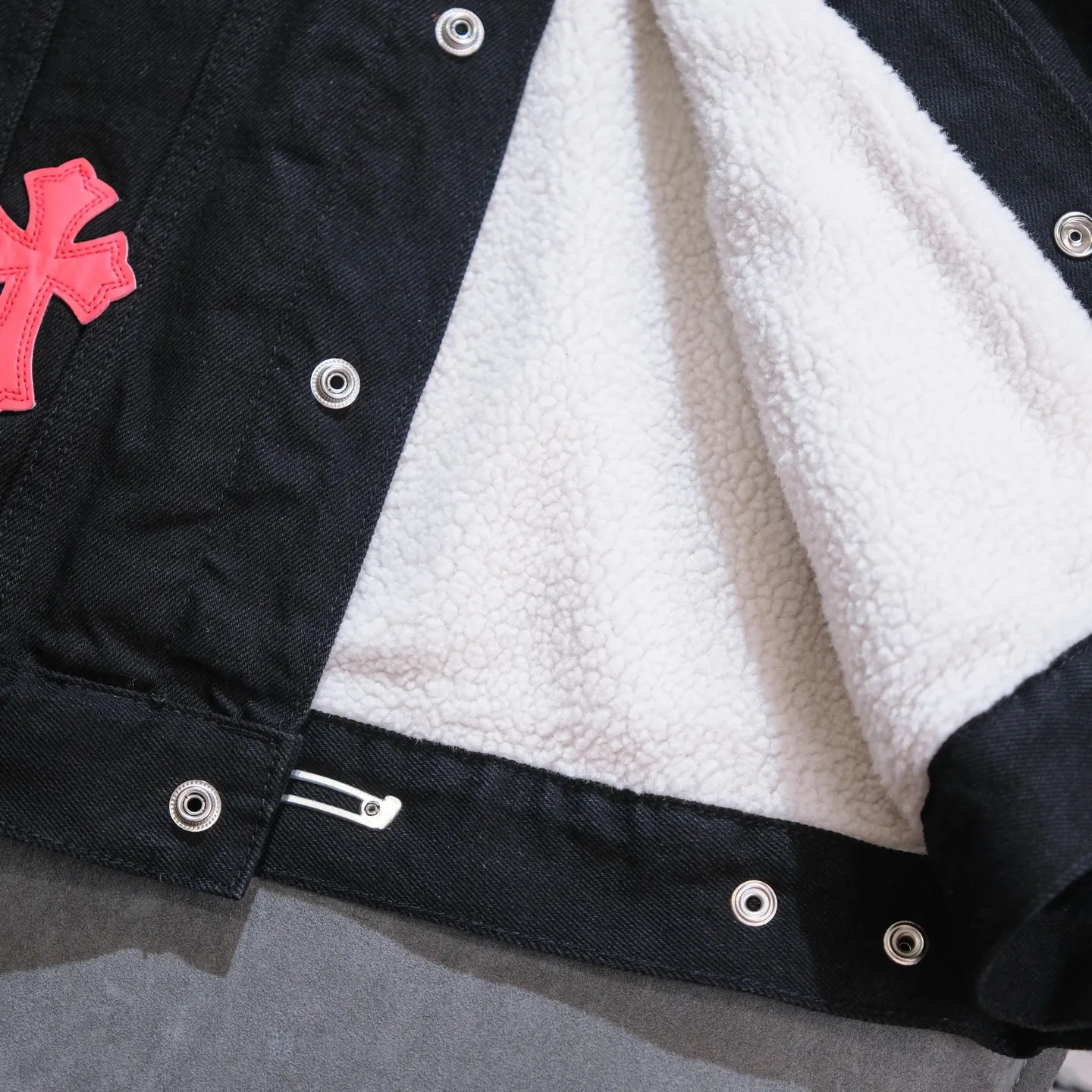 P340 ChromeHearts CH ChromeHearts Lamb Wool Collar Jacket Black Denim Jacket Colorful Cross Patchwork Leather Suede Lamb Wool Lining Fashionable and Personalized Super versatile and good-looking denim jacket Suitable for both men and women A must-have item Packaging Tag Collar Label Washed Wheat Complete Color: Black Size: S-XL